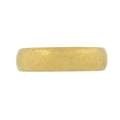Lot 574 - A 22ct gold band ring