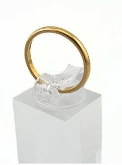 Lot 484 - A late Victorian 22ct gold band ring