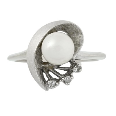Lot 468 - A cultured pearl and single-cut diamond dress ring