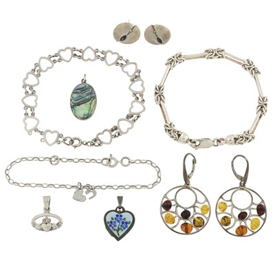 Lot 525 - A selection of white metal jewellery