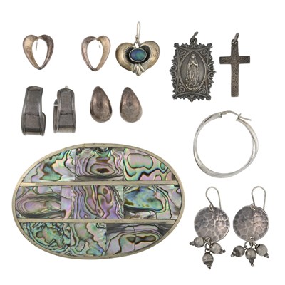 Lot 545 - A selection of silver and white metal jewellery