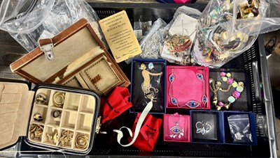 Lot 304 - A large quantity of costume jewellery