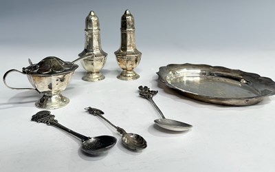 Lot 587 - A selection of silver and plated ware