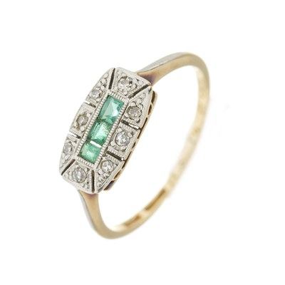 Lot 29 - An early 20th century 18ct gold and platinum emerald and single-cut diamond cluster ring