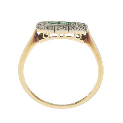Lot 29 - An early 20th century 18ct gold and platinum emerald and single-cut diamond cluster ring