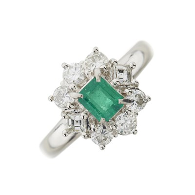 Lot 172 - An emerald and diamond cluster ring