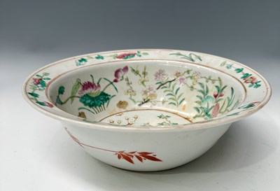 Lot 154 - A 19th century Qing dynasty porcelain, Famille...