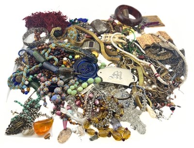 Lot 582 - A selection of costume jewellery