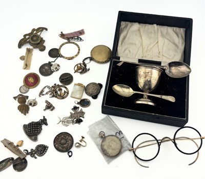 Lot 584 - A selection of mostly late 19th to early 20th century jewellery components and novelty items