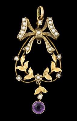 Lot 479 - An Edwardian 9ct gold amethyst and split pearl pendant