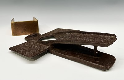 Lot 271 - A heavy cast iron cross-form stirrup,...