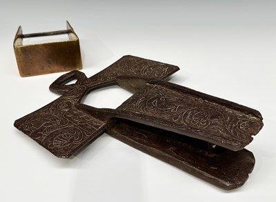 Lot 271 - A heavy cast iron cross-form stirrup,...