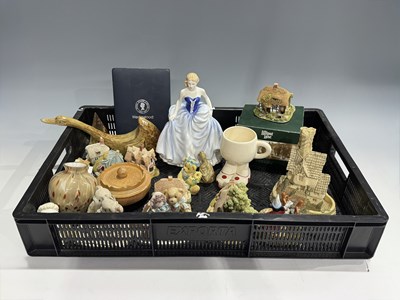 Lot 28 - Ceramics and collectables, including a boxed...