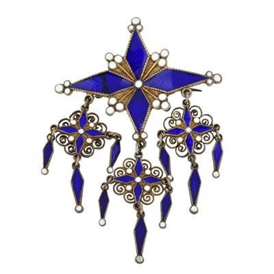 Lot 39 - Knoll and Pregizer, an early 20th century silver gilt blue and white enamel cross and fringe brooch