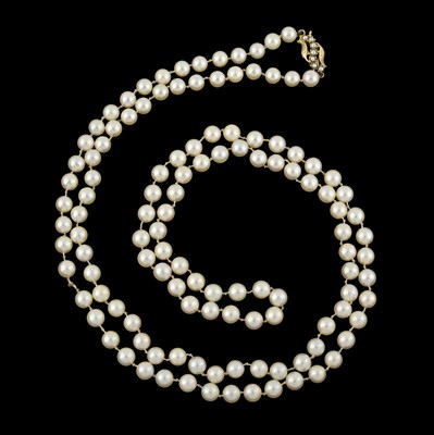Lot 463 - A cultured pearl single-strand necklace with 9ct gold split pearl clasp