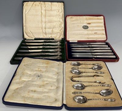 Lot 338 - A set of silver handled fruit knives, cased,...
