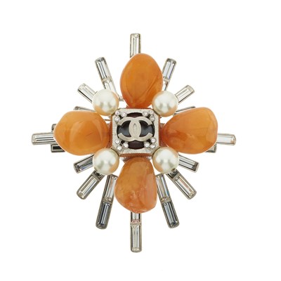 Lot 331 - Chanel, a large brooch/pendant.