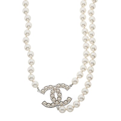 Lot 354 - Chanel, a faux pearl belt.