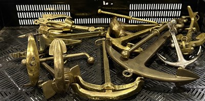 Lot 74 - Collection of brass anchors to include: a...