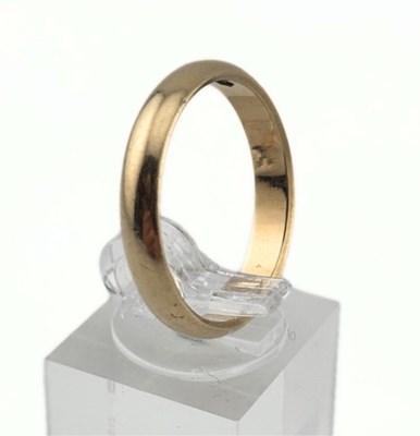 Lot 486 - A band ring