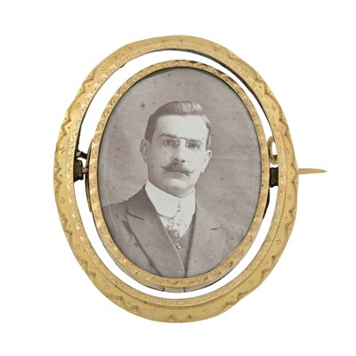 Lot 527 - A late 19th century gold photo locket swivel brooch