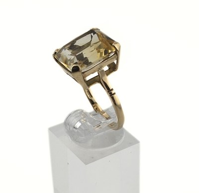 Lot 480 - A 9ct gold citrine single stone ring