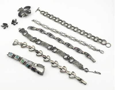 Lot 550 - A selection of jewellery, to include a George Tarratt brooch and earrings set
