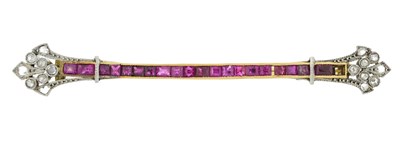 Lot 557 - A Belle Epoque 18ct gold and platinum calibre-cut ruby and rose-cut diamond bar brooch