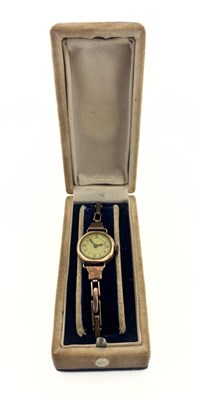 Lot 556 - A George VI 9ct gold ladys wrist watch, expanding bracelet