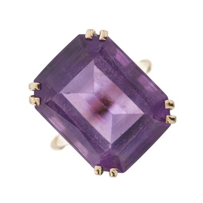 Lot 131 - An amethyst single stone ring