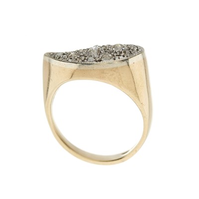 Lot 93 - A 9ct gold old-cut and rose-cut diamond dress ring