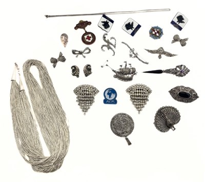 Lot 555 - A selection of jewellery