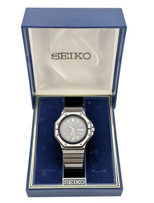 Lot 368 - A boxed Seiko 8123-6020 Sports 100 watch