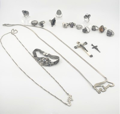 Lot 553 - A selection of white metal jewellery