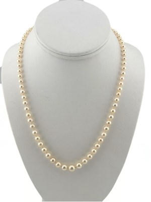 Lot 511 - A graduated cultured pearl single-strand necklace with 9ct gold cluster clasp