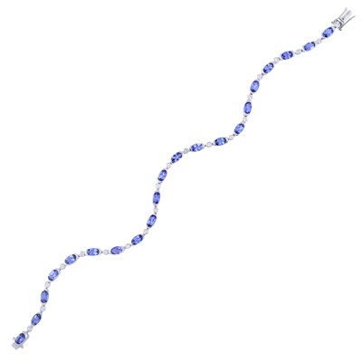 Lot 190 - An 18ct gold tanzanite and brilliant-cut diamond line bracelet