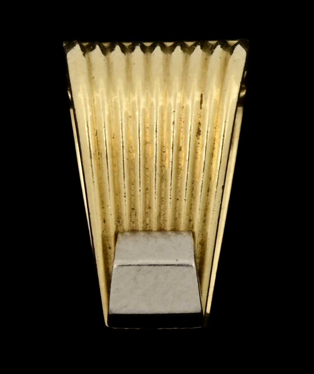 Lot 79 - Cartier, an Art Deco 18ct gold hinged necklace spacer