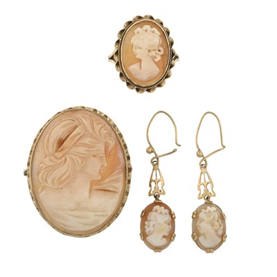 Lot 527 - A cameo brooch, ring and earrings
