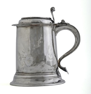 Lot 276 - A Queen Anne silver tankard, by Robert Cooper,...