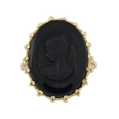 Lot 522 - A 9ct gold onyx cameo ring