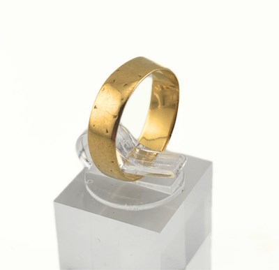 Lot 415 - A 22ct gold band ring