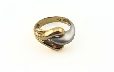 Lot 411 - A bicolour abstract band ring