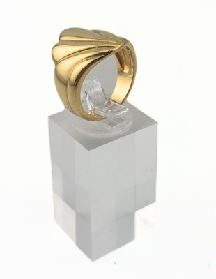 Lot 431 - A stylised shell ring