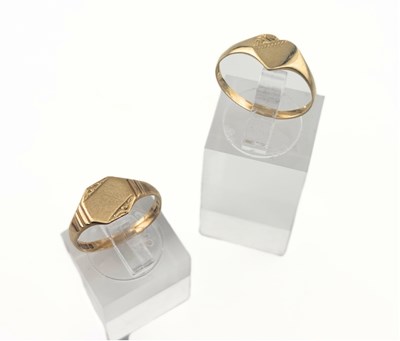 Lot 401 - Two 9ct gold signet rings
