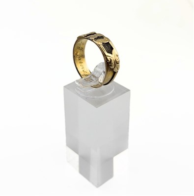 Lot 419 - An early Victorian gold mourning ring, with woven hair detail (AF)