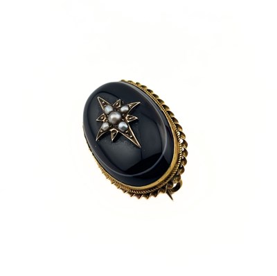 Lot 417 - A late Victorian oval banded agate cabochon and split pearl brooch