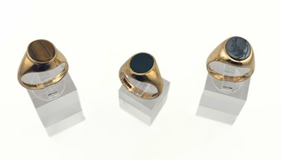 Lot 402 - Three 9ct gold gem signet rings