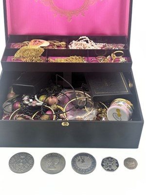 Lot 371 - A selection of costume jewellery