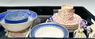 Lot 39 - A collection of various ceramics to include: a...