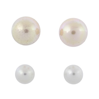 Lot 520 - Two pairs of stud earrings